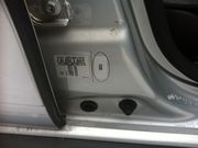 Вин номер на Рено Дастер (Renault Duster) находится в моторном отсеке на правой чашке амортизатора. Маркировочная табличкам наклеена на среднею правую стойку внизу. 